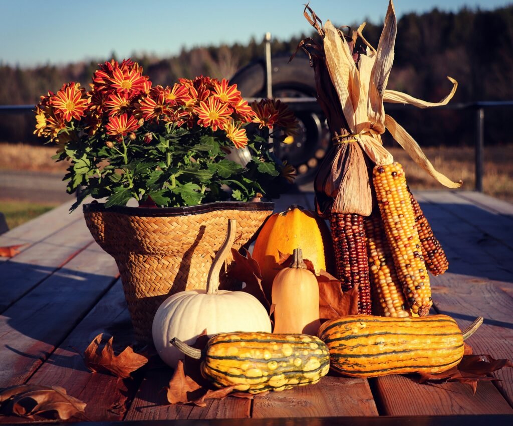 Montagne sullo sfondo e frutta e fiori autunnali
